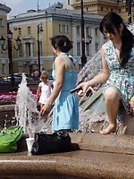 24 pictures - Wet pussy up beautiful young girls skirt
