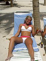 24 pictures - A slim and busty cutie on the Cancun