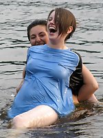 6 pictures - voyeur downblouse see nipples pics