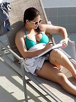 12 pictures - Topless bikini gals having beach fun