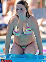 Upskirt pictures - Fat amateurs in bikinis look horny