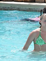 12 pictures - Girls in bikinis hot show on my cam